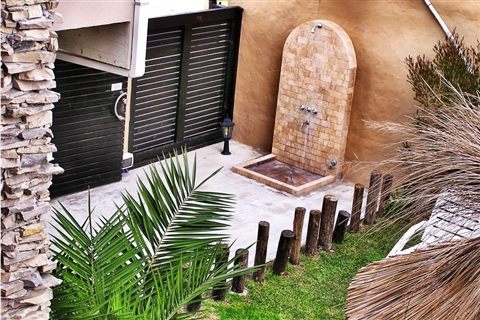 Ducha exterior y pisos de piedra