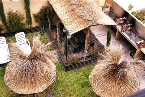 Sombrillas de paja en el jardín